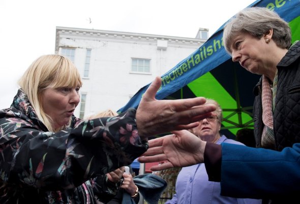 Britain's Prime Minister Theresa May makes a campaign visit to Abingdon Market near Oxford, 15 May 2017 where an angry voter scolded her over cuts to disability benefits. © REUTERS/Justin Tallis/Pool 